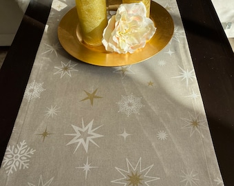 Tischläufer „Weihnachtsterne in gold und weiß auf naturfarbenem Halbpanama in Leinenoptik