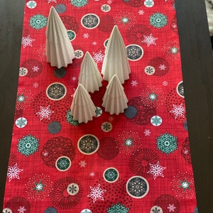 Table runner / Christmas/ Winter ice crystals on red / Canvas