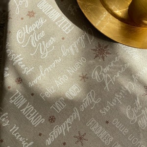 Table runner &quot;Festive Wishes&quot; in gold and gray on natural with festive glitter from Lyrex