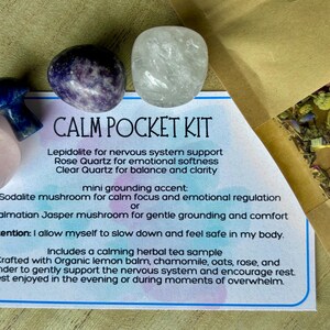 Calm Pocket Kit | Lepidolit, rosenkvarts och klar kvarts + prov av lugnande örtte | Gåva för ångeststöd