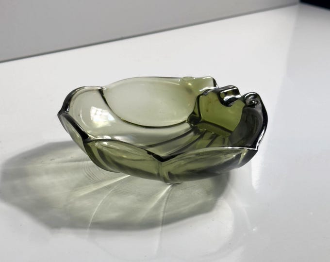 Vintage 70s smoked glass shell bowl ashtray soap dish green Luminarc Arcoroc shell plate