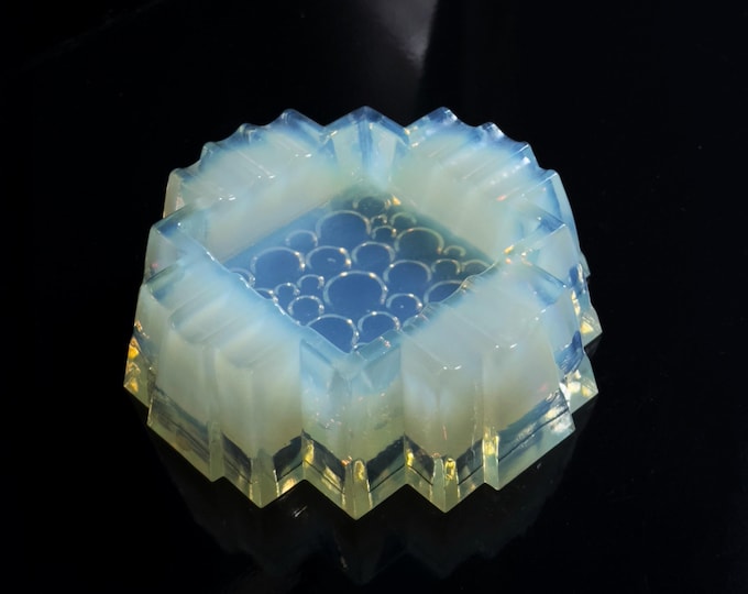 Vintage Sabino Paris ashtray, 1930s, opaline iridescent glass, Art Deco, Les Pastilles, Philippe Decelle