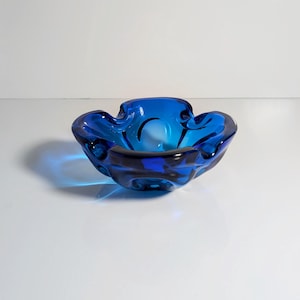 Cenicero bohemio vintage con forma de flor de cristal de circonita cúbica azul, años 60 y 70, Seguso, azul ultramar cobalto, años 70, 1970