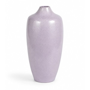 Könnte beinhalten: Eine hohe, zylindrische Keramikvase mit einer glatten, helllavendelfarbenen Oberfläche. Die Vase hat einen schmalen Hals, der sich zur Öffnung hin leicht weitet, und weist eine subtile, gesprenkelte Textur auf der gesamten lavendelfarbenen Glasur auf.