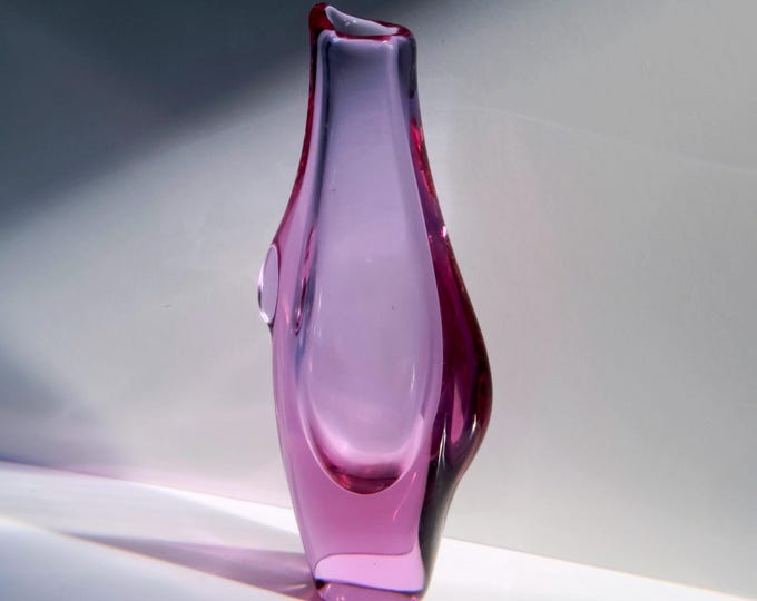 Vintage vase Bohemia Alexandrite glass Miroslav Klinger neodymium Zelezny Brod ZBS Železnobrodské sklárny lilac pink light blue