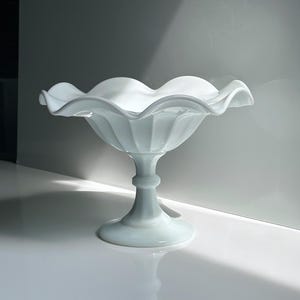 Cuenco vintage de vidrio opalino con base, bonbonniere, frutero de vidrio opalino con borde ondulado, blanco, Italia