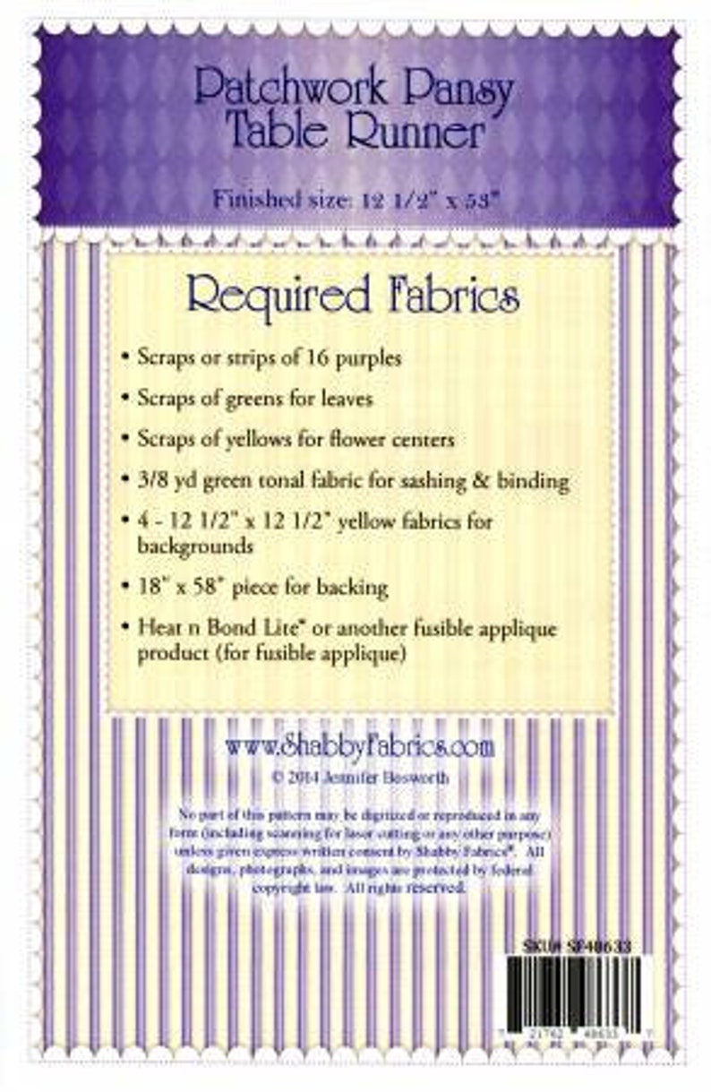 Peut inclure: Un patron imprim&eacute; pour un chemin de table en patchwork de pens&eacute;es. Le patron comprend des instructions pour les besoins en tissu, y compris des chutes de tissus violets, verts et jaunes, ainsi qu'un morceau de tissu pour le dos. La taille finie du chemin de table est de 31,75 cm sur 134,6 cm.