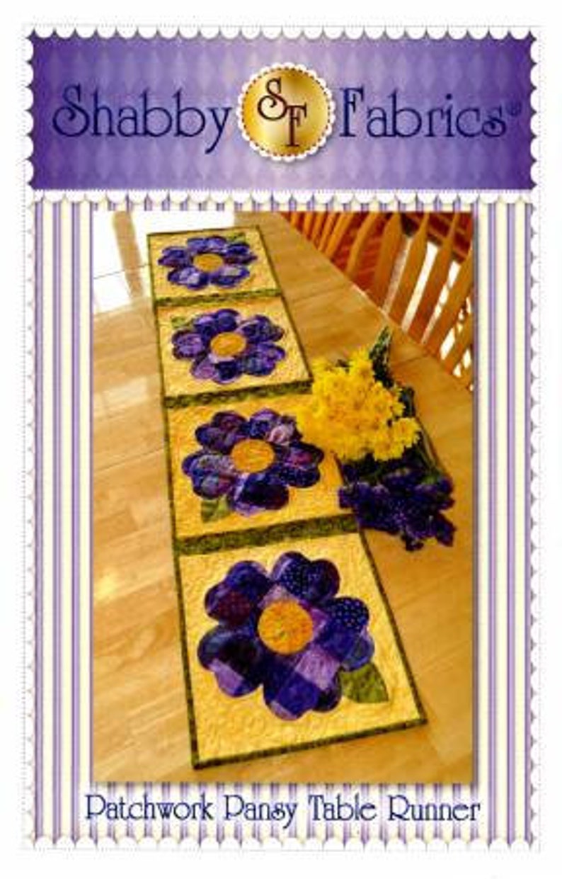 Peut inclure: Un chemin de table en patchwork avec un motif de fleurs de pens&eacute;es dans des tons de violet et de jaune. Le chemin de table est compos&eacute; de carr&eacute;s de tissu cousus ensemble pour cr&eacute;er un effet matelass&eacute;. Le texte "Patchwork Pansy Table Runner" est imprim&eacute; en bas de l'image.