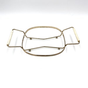 hot plate trivet casserole dish stand 4 legs And Handles.