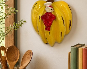 Maceta de cerámica vintage de mediados de siglo con forma de duende/elfo rojo sobre plátanos amarillos / Decoración de pared retro y original / Maceta de colección