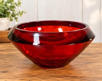 Bol de cristal Teleflora antiguo y pesado de color rojo rubí, cristal artístico rojo rubí, bol decorativo de estilo de mediados de siglo.