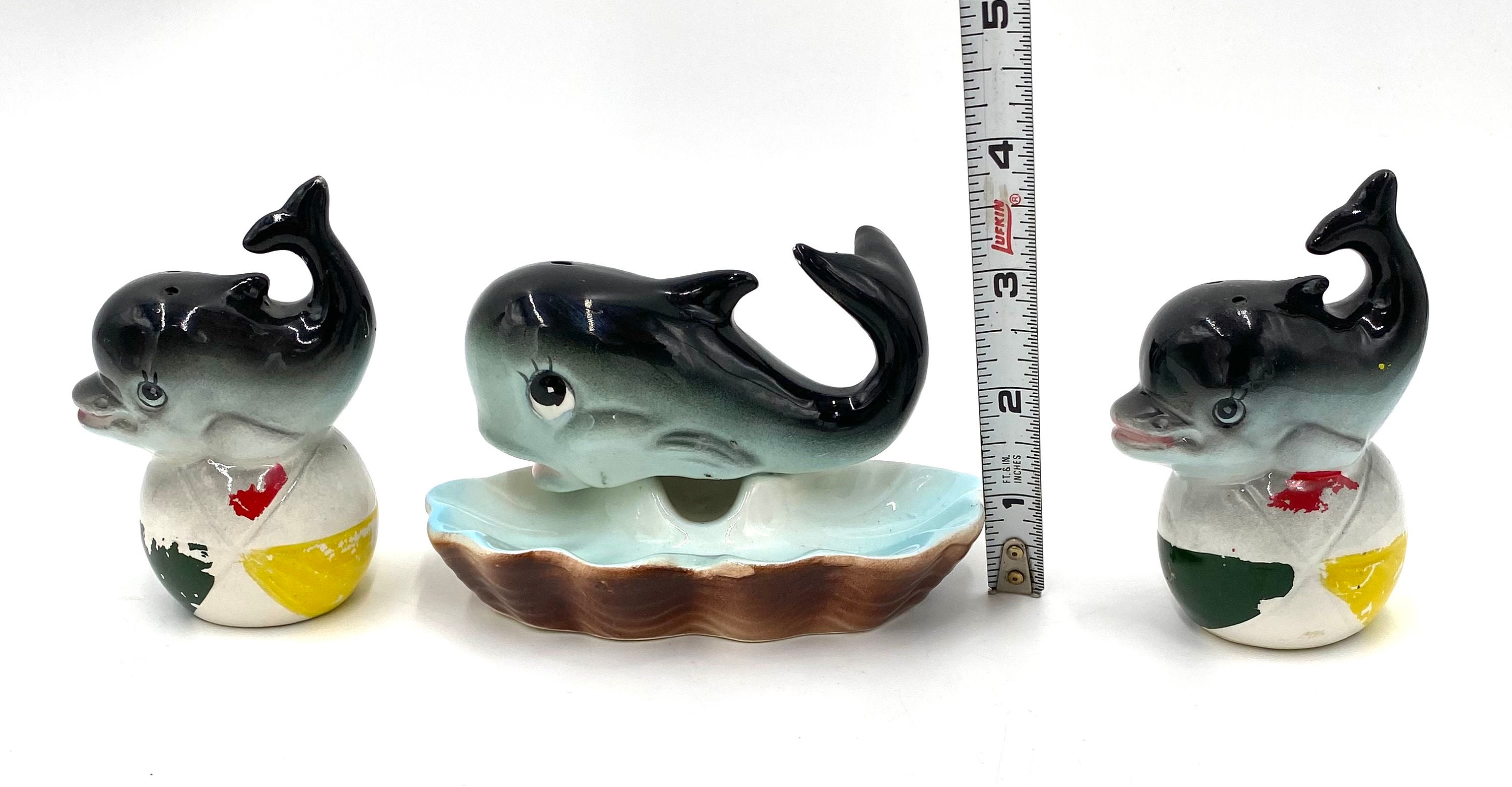 ビンテージのクジラの灰皿とビーチボールのイルカの塩コショウ入れ