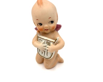 Figura vintage de ángel Kewpie de Napco, bebé de porcelana sin esmaltar tocando el arpa, figura de querubín, decoración musical vintage