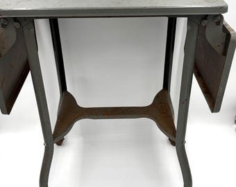 Mesa de máquina de escribir industrial vintage de mediados de siglo / Carrito rodante de metal gris / Escritorio Steampunk con alas abatibles / Decoración de oficina moderna de mediados de siglo