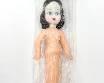 Funda para papel higiénico vintage Darice Ethnic Girl / Muñeca de 10" hecha a crochet / Decoración de baño hecha a mano / Soporte para papel higiénico retro / Estilo campestre