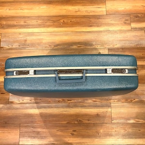Vintage Royal Traveller Suitcase Luggage Hardshell Blue With Keys.