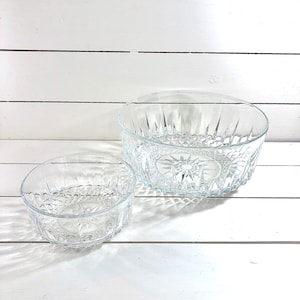 Salad bowls, bowls, glass bowls, Vintage Arcoroc France Crystal Starburst Large And Small Salad/Ice Cream Bowls.