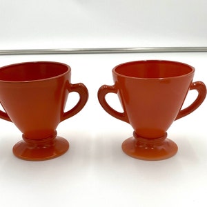 2 tasses à café avec poignée Atlas noisette, orange brûlé, verre platonite ovide années 40