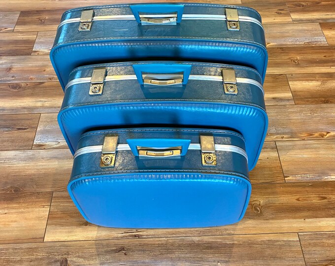 Vintage Luggage Set With A Key Blue Hardshell White Interior 3pc