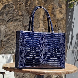 Marineblaue Krokodil geprägte Ledertasche, große handgemachte Schultertasche, Arbeitstasche aus echtem Leder, elegante Alltagstasche für