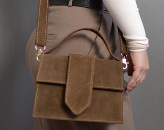 Minibolso de piel de ante hecho a mano, correa ajustable, diseño de caja repujada.