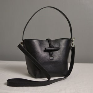 Bolso bandolera de cuero negro, bolso tote pequeño y delicado, bolso tipo cubo para mujer, bolso de hombro ajustable, bolso con asa de cuero, cartera de cuero