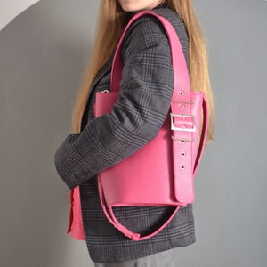 Bolso tipo cubo de piel rosa, bolso con asa superior con detalle de cinturón, bolso de mano con monograma para mujer, bolso tipo cartera ajustable, bolso informal de lujo, bolso para computadora portátil