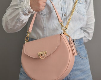 Bolso bandolera redondo de piel rosa hecho a mano