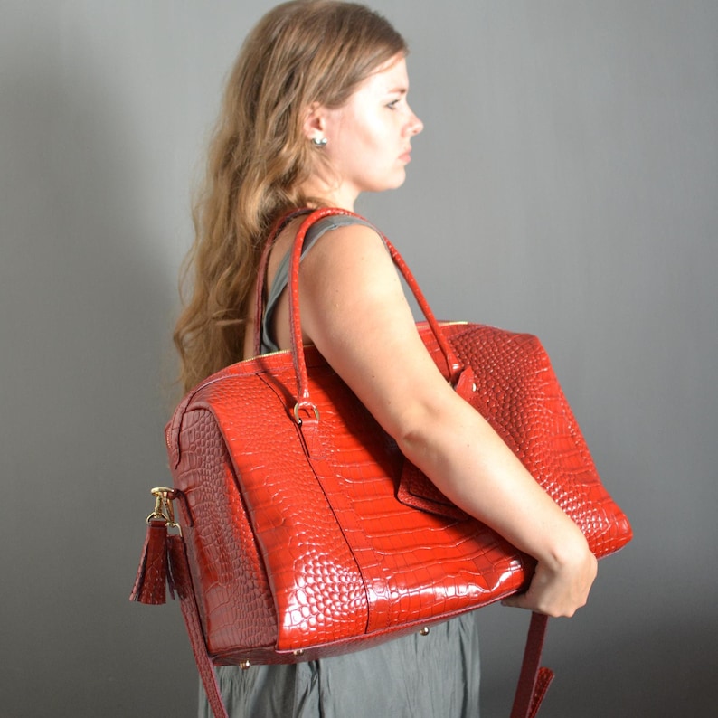 Leather Duffel Bag,
Weekender Bag,
Travel Bag for Women,
Red Overnight Bag,
Cabin Travel Bag,
Large Vacation Bag,
Personalized Gym Bag,
Leather Luggage Bag,
Leather Suitcase Bag,
Large Handmade Purse,
Gift for Sister,
Croco Pattern Bag,
Leather Gifts