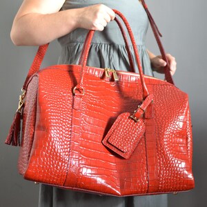 Leather Duffel Bag,
Weekender Bag,
Travel Bag for Women,
Red Overnight Bag,
Cabin Travel Bag,
Large Vacation Bag,
Personalized Gym Bag,
Leather Luggage Bag,
Leather Suitcase Bag,
Large Handmade Purse,
Gift for Sister,
Croco Pattern Bag,
Leather Gifts