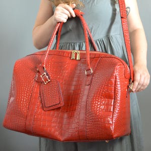 Leather Duffel Bag,
Weekender Bag,
Travel Bag for Women,
Red Overnight Bag,
Cabin Travel Bag,
Large Vacation Bag,
Personalized Gym Bag,
Leather Luggage Bag,
Leather Suitcase Bag,
Large Handmade Purse,
Gift for Sister,
Croco Pattern Bag,
Leather Gifts