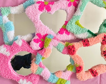 Mini Rug Mirrors hechos con aguja punzonadora; Diseño danés, decoración moderna del hogar, colores pastel