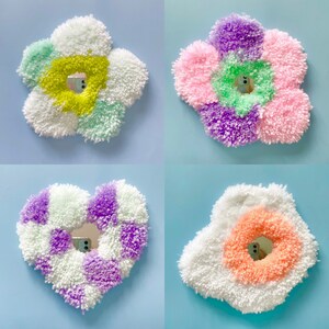 Puede incluir: Cuatro espejos de pompones de lana de colores diferentes en forma de flor, coraz&oacute;n y dos formas de flores diferentes. Cada espejo tiene un peque&ntilde;o espejo redondo en el centro.
