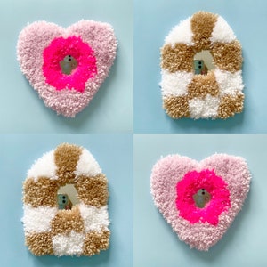 Puede incluir: Cuatro piezas de decoraci&oacute;n de pared hechas a mano en forma de coraz&oacute;n y con un patr&oacute;n a cuadros. Cada pieza tiene un espejo en el centro y est&aacute; hecha de hilo esponjoso de color rosa, blanco y marr&oacute;n.
