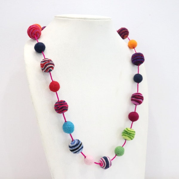 Bunte Filzperlen Halskette - Wolle Schmuck - Filzkette - Handgemachtes Geschenk - Pom Pom Schmuck - Damen Accessoires