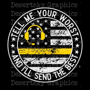 Könnte beinhalten: Eine schwarze und weiße, abgenutzte amerikanische Flagge mit einem gelben Streifen und einem gelben Headset in der Mitte. Der Text "TELL ME YOUR WORST AND I'LL SEND THE BEST" umgibt die Flagge.