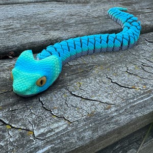 Speelgoedslang met gelede Bush Viper voor kinderen en slangenliefhebbers