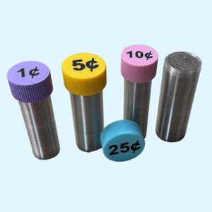 Peut inclure: Ensemble de tubes à pièces avec des bouchons colorés et étiquetés. Les tubes sont argentés, et les bouchons sont violets (1¢), jaunes (5¢), roses (10¢) et bleus (25¢). Le quatrième tube est rempli de pièces.