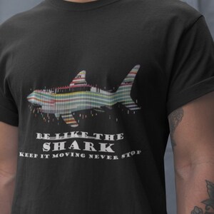 Shark Barcode T-shirt: Motiverande unisex bomullströja