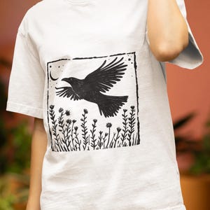 Camisa Vintage Raven, Camiseta Flying Raven, Camiseta Tarot Card, Camiseta Unissex Algodão, Estilo Lino Cut, Ilustração de Flor, Presente