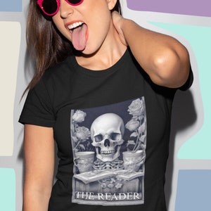Schädel-T-Shirt, Unisex-Baumwoll-T-Shirt, Buchliebhaber-T-Shirt, Lehrer-Shirt, Lese-T-Shirt, Rosenblüten-Shirt, Halloween-T-Shirt, Studenten-Top-Geschenk