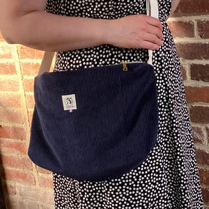 Sac bandoulière en velours côtelé personnalisé et coton fleuri, cousu main, handmade shoulder bag, velours et doublure au choix