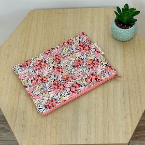 Pochette,  molletonnée, doublée Liberty Swirling Petals, zippée. Idée cadeau. Pochette de sac, trousse maquillage accessoires…