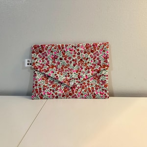Pochette enveloppe en coton Liberty  « Wiltshire néon prune», molletonnée, doublée. Trousse maquillage, rangement, pochette de sac