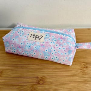 Trousse molletonnée en Liberty «Mitsi Bermuda », doublée. Trousse pour l’école, le bureau, rangement maquillage …
