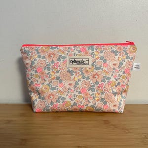 Trousse de toilette , maquillage … en Liberty « Betsy Barbapapa », Liberty néon, molletonnée, doublée. Idée cadeau