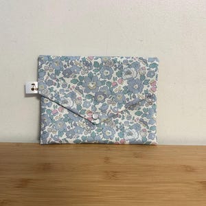 Pochette en coton Liberty , molletonnée, doublée. Trousse maquillage, pochette de sac
