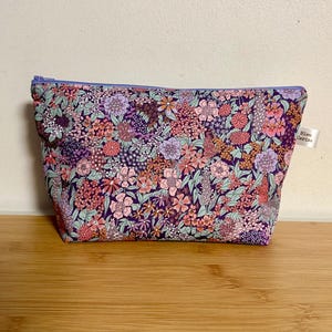 Trousse de toilette , maquillage … en Liberty « Ciara mauve », molletonnée, doublée. Idée cadeau