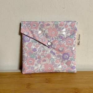 Pochette enveloppe en coton Liberty rare et exclusif «Betsy Licorne », molletonnée, doublée. Trousse maquillage, rangement, pochette de sac