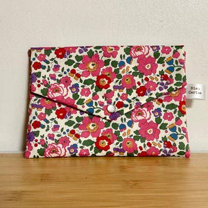 Pochette enveloppe en Liberty, molletonnée, doublée. Trousse maquillage, ecole, rangement divers, pochette de sac …. Idée cadeau